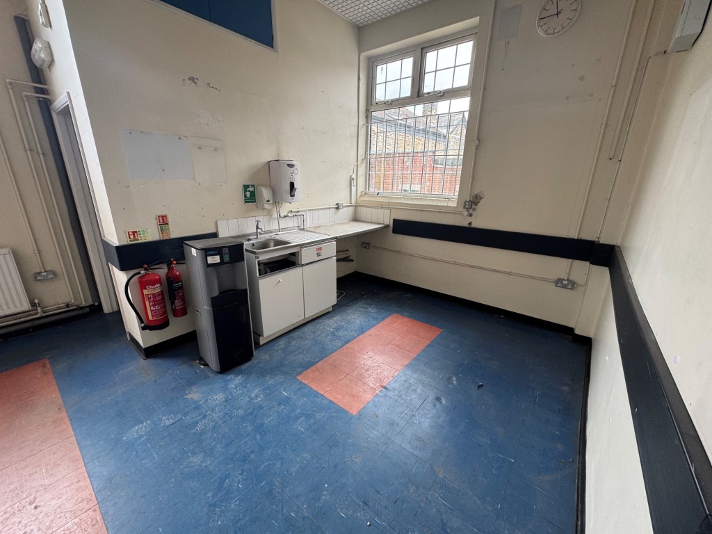 Lot: 42 - FREEHOLD PREMISES IN CENTRAL LOCATION WITH PARKING - Ground floor tea station